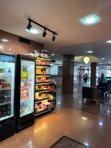 Una tienda con un refrigerador abierto en un vestíbulo. en Flat no Centro de Blumenau, en Blumenau
