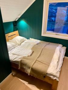 Postel nebo postele na pokoji v ubytování Aurora Boutique Hut with private sauna