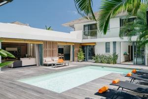 une image d'une villa avec piscine dans l'établissement VILLA BRABANT - West Coast, Private Villas Resort, à Rivière Noire