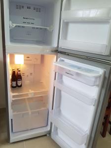 - un réfrigérateur ouvert avec 2 bouteilles de bière dans l'établissement Villa Josefa en Villas Camino Real cerca de las dunas de Chachalacas, à Ursulo Galván