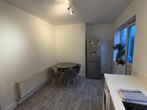 a kitchen with a table and chairs in a room at 2 Bed Worksop Home in Worksop