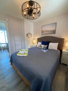 Una cama o camas en una habitación de The Nest - Cozy Waterfront on Huycks Bay, PEC