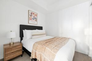 Postel nebo postele na pokoji v ubytování Bright 2BR Condo w Patio Central Toronto Retreat + 18 fotografií