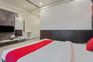 Postel nebo postele na pokoji v ubytování Collection O Ozar Industrial Estate Formerly Hotel Siddhivinayak Grand + 13 fotografií