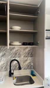 Nhà bếp/bếp nhỏ tại Modern studio apartment, comfortable, strategic location