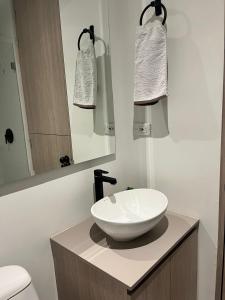 Phòng tắm tại Modern studio apartment, comfortable, strategic location