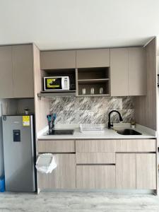 Nhà bếp/bếp nhỏ tại Modern studio apartment, comfortable, strategic location