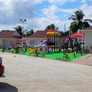 un parque infantil con muchos tipos diferentes de equipos de juego en Indico Apart Hotel, en Cidade de Nacala