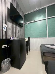 Cette chambre comprend un lit, un bureau et un tableau noir. dans l'établissement Future Hostel Pattaya, à Nong Prue 22 autres photos