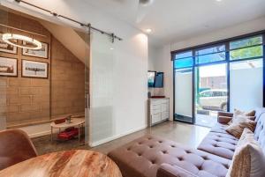 una sala de estar con un sofá y una mesa en Kettner Row 1, en San Diego