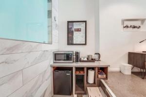 una cocina con encimera y microondas en Kettner Row 1, en San Diego