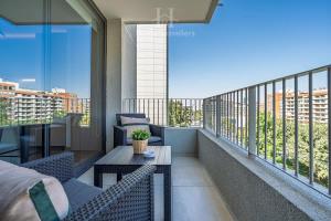 a balcony with two chairs and a table on a building at HT A pasos de Alto Las Condes con Estacionamiento in Santiago