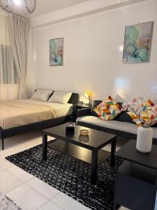 阿吉曼Studio in Ajman Corniche的客厅里有一张沙发和一张桌子。