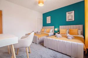 2 Betten mit ausgestopften Tieren auf einem Zimmer in der Unterkunft Central Sheffield Stadium House 15ppl Free Parking in Sheffield