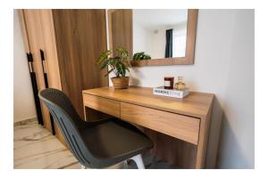 einen Holzschreibtisch mit Stuhl und Spiegel in der Unterkunft Exclusive Corner Penthouse with Large Terrace - by HostMT in St Paul's Bay + 35 Fotos