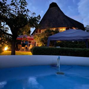 Bazén v ubytování Altes Landhaus Oste mit Grünkohltour & Bossel-Wochenende nebo v jeho okolí