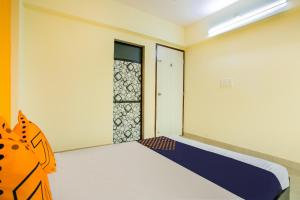 a bedroom with a bed and a window at SPOT ON Pawan Villa in Gorhe