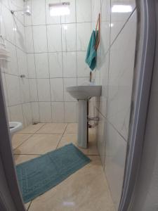 une petite salle de bain avec un lavabo et un miroir dans l'établissement SUÍTE NOMAR 3 campos prado, à Brotas