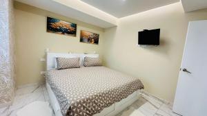 Ένα ή περισσότερα κρεβάτια σε δωμάτιο στο Boca Beach Residence 202 +10 φωτογραφίες