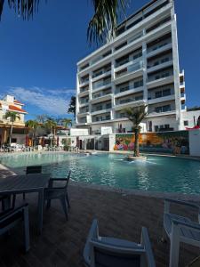 een zwembad voor een groot gebouw bij Boca Beach Residence 202 in Boca Chica