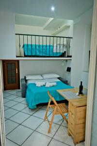 ナポリにあるCasa vacanza La Spagnolaのベッドと木製のテーブルのある寝室