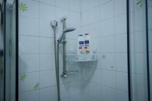 ナポリにあるCasa vacanza La Spagnolaの浴室のシャワーヘッド付きシャワー +15枚の写真