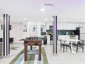 Kuchyň nebo kuchyňský kout v ubytování Game Day Flat Steps To Wrigley Cta