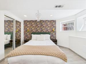 Postel nebo postele na pokoji v ubytování Game Day Flat Steps To Wrigley Cta