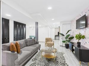 TV a/nebo společenská místnost v ubytování Game Day Flat Steps To Wrigley Cta