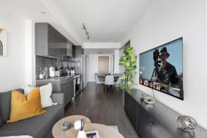 a living room with a couch and a kitchen at Bright 2BR Downtown Toronto Condo in Toronto +20 photos