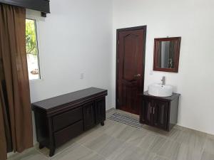 une salle de bain avec un lavabo et un miroir dans l'établissement Villa El Lago en Villas Camino Real cerca de las dunas de Chachalacas, à Ursulo Galván 29 autres photos