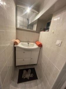 ein Badezimmer mit Waschbecken und Spiegel in der Unterkunft LE COCON - Calme et Ressourcement in Rouffach + 5 Fotos