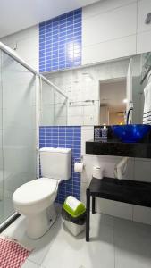 ein Badezimmer mit Toilette und Waschbecken in der Unterkunft 700m da Praia de Atalaia com ar e piscina in Santa Maria