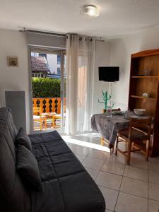 Lys des Pyrénées في آكس ليه تيرم: غرفة معيشة بها أريكة وطاولة