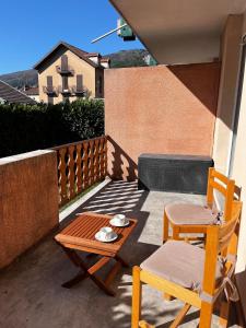 Lys des Pyrénées في آكس ليه تيرم: فناء صغير مع كرسيين وطاولة +3 صور