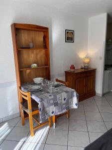 Lys des Pyrénées في آكس ليه تيرم: غرفة طعام مع طاولة مع قطعة قماش عليها