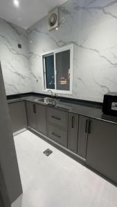 Ḩayl Āl ‘UmayrにあるModern Cozy Apartment with Elegant Gray Design & Smart Lightingのギャラリーの写真 +16枚の写真