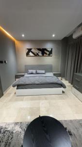 Ḩayl Āl ‘UmayrにあるModern Cozy Apartment with Elegant Gray Design & Smart Lightingのギャラリーの写真