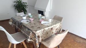 a table with chairs and a table with a table cloth at 402 El Jardín Apartamento La Carolina Quito in Quito
