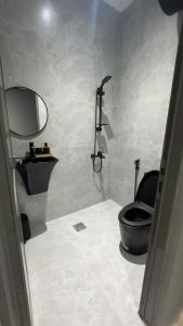 Ḩayl Āl ‘UmayrにあるModern Cozy Apartment with Elegant Gray Design & Smart Lightingのギャラリーの写真