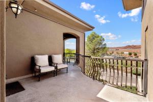 einen Balkon mit 2 Stühlen und Aussicht in der Unterkunft The Overlook at Coral Springs in Harrisburg Junction