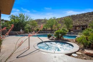 einen Pool mit Whirlpool im Hof in der Unterkunft The Overlook at Coral Springs in Harrisburg Junction