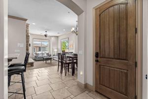 eine Tür zu einem Wohnzimmer mit Tisch und Stühlen in der Unterkunft The Overlook at Coral Springs in Harrisburg Junction + 38 Fotos