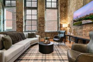 Гостиная зона в Historic Loft Retreat N Downtown Knoxville