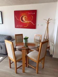 a dining room with a table and chairs at HOM Depto 4PAX con Parking En cerro Baron in Valparaíso