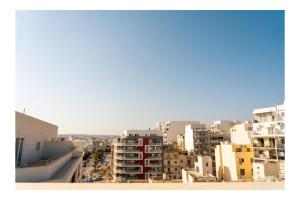 una vista de una ciudad con edificios altos en Corner Spacious 2BR Apartment - by HostMT, en St Paul's Bay