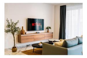 圣保罗湾城Corner Spacious 2BR Apartment - by HostMT的客厅里有一张沙发和一台电视