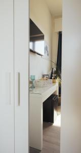 una cucina con fornelli e piano di lavoro bianco di Mhometredici Camera doppia Otello a Sestu 1 altra foto