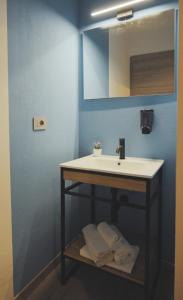 un bagno con lavandino e specchio di Mhometredici Camera doppia Otello a Sestu