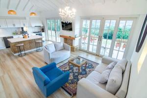 ein Wohnzimmer mit einem Sofa und Stühlen sowie eine Küche in der Unterkunft Familiares casas de campo con vista increíble in Villa de Leyva